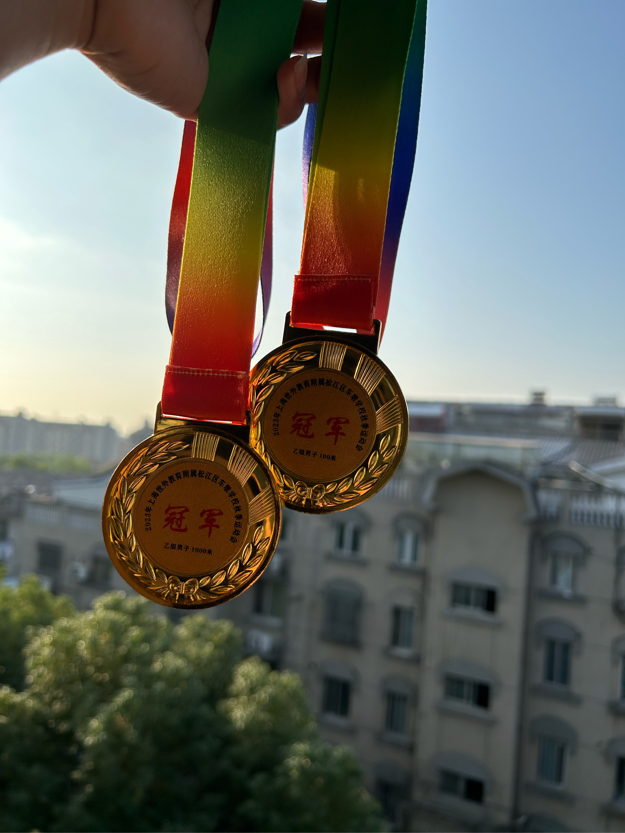 包含肯尼亚长跑选手奔跑出精彩，夺取奖牌的词条